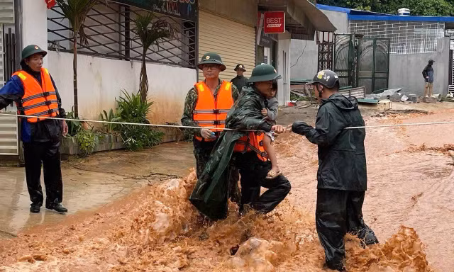 Thủ tướng: Tập trung tìm kiếm người mất tích do lũ quét, sạt lở đất ở Điện Biên