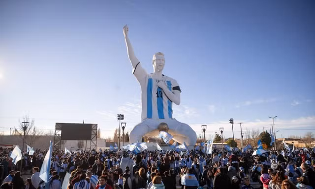 Messi và tượng đài cao nhất thế giới