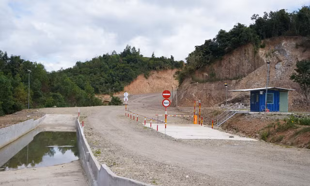 Dự án mỏ khoáng sản của doanh nghiệp bị tạm dừng hoạt động nhiều tháng liền do vướng thủ tục pháp lý. 