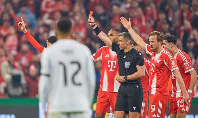 Trọng tài đúng hay sai khi rút thẻ đỏ Camavinga?