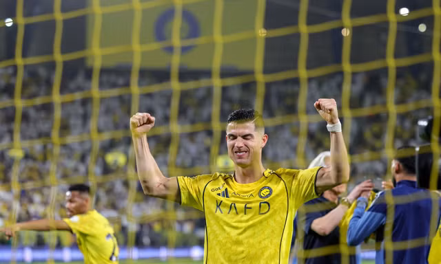 CĐV đối thủ mang cúp ra chế nhạo Ronaldo và cái kết