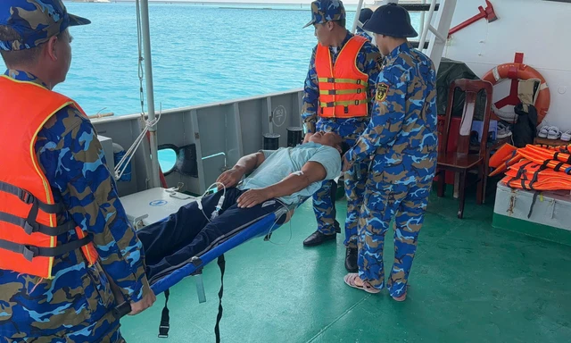 Ngư dân gặp nạn được lực lượng Hải quân sơ cứu kịp thời.