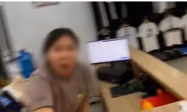 Xôn xao clip nhân viên ném giày vào mặt du khách. 