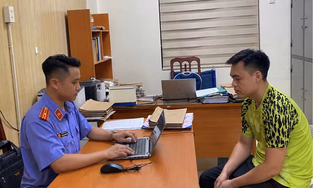 Khởi tố người đàn ông xịt nước vào thợ tháo dỡ nhà sát vách 