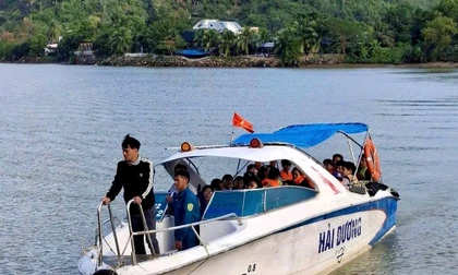Khánh Hòa: Hơn 130 học sinh đến trường bằng ca nô sau sự cố trôi cầu gỗ Phú Kiểng