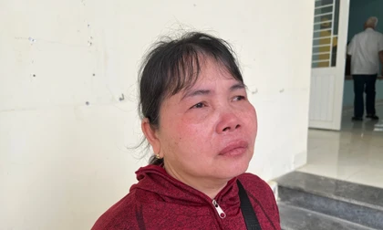 Người phụ nữ khiếm thị bật khóc khi nhận hỗ trợ từ kiều bào Séc sau lũ lụt