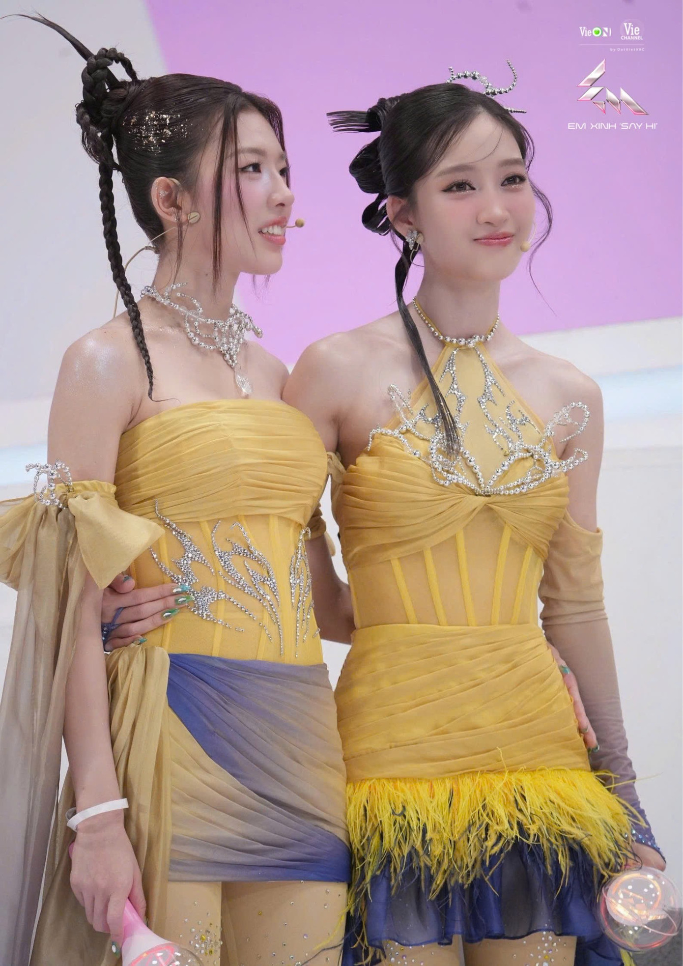 Đáng chú ý, Juky San chỉ vừa xuất hiện trong teaser nhưng đã nhanh chóng chiếm trọn spotlight. Nữ ca sĩ viral khắp Threads với nhan sắc xinh đẹp. c178d2a02e73a72dfe62.jpg