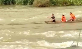 Hàng chục người giải cứu ba người bị cô lập do lũ dâng tại hồ thủy điện Đồng Nai 2
