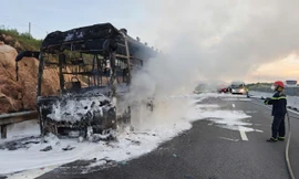 Xe khách chở 30 người cháy dữ dội trên cao tốc Nha Trang - Cam Lâm