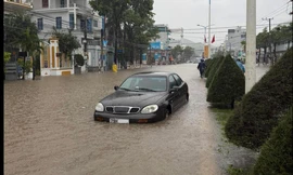 Mưa lớn, nhiều nơi ở Nha Trang ngập nặng