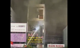 Cháy dữ dội tại căn nhà 4 tầng ở Nha Trang