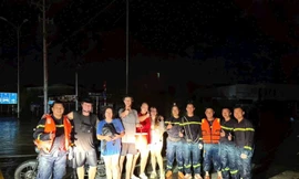 Giải cứu 3 du khách Nga bị mắc kẹt giữa vùng lũ ở Nha Trang 