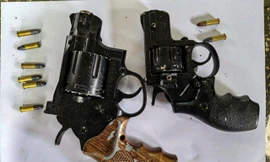 Từ tin báo của người dân, cảnh sát vây bắt thành công kẻ mang súng ra đường