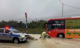 Quốc lộ 1 qua Khánh Hòa ngập sâu, nhiều hồ xả lũ 5 ngày