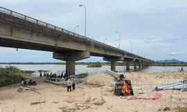 Bơi qua sông, một công nhân sửa chữa cầu Đà Rằng mất tích