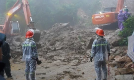 Tại hiện trường có hàng ngàn tấn đất đá bị sạt lở, tràn xuống đường. Chính quyền lập chốt, không cho người dân đi lên núi.