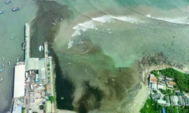 Dòng nước đen ngòm, hôi thối từ bãi rác xả thẳng ra biển Nha Trang 