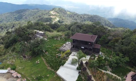 Du khách tìm đến ngôi nhà gỗ giữa rừng của bác sĩ Yersin 