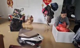 Lũ tràn vào nhà dân ở phường Tây Nha Trang.