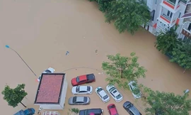 Cảnh hàng loạt ô tô trong khu đô thị ở Nha Trang chìm trong nước