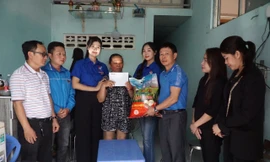 Báo Tiền Phong cùng các nhà hảo tâm hỗ trợ người dân vùng lũ Khánh Hòa 