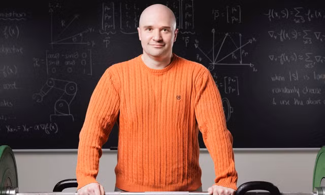 Phó giáo sư Toán học: Tay chơi tạ nặng trên bục giảng lẫn phòng gym