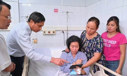 Vụ lật tàu ở Hạ Long: Lời kể của người vợ đang tìm chồng và 2 con mất tích