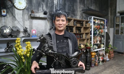 Tinh xảo chiến mã Bính Ngọ làm từ... than