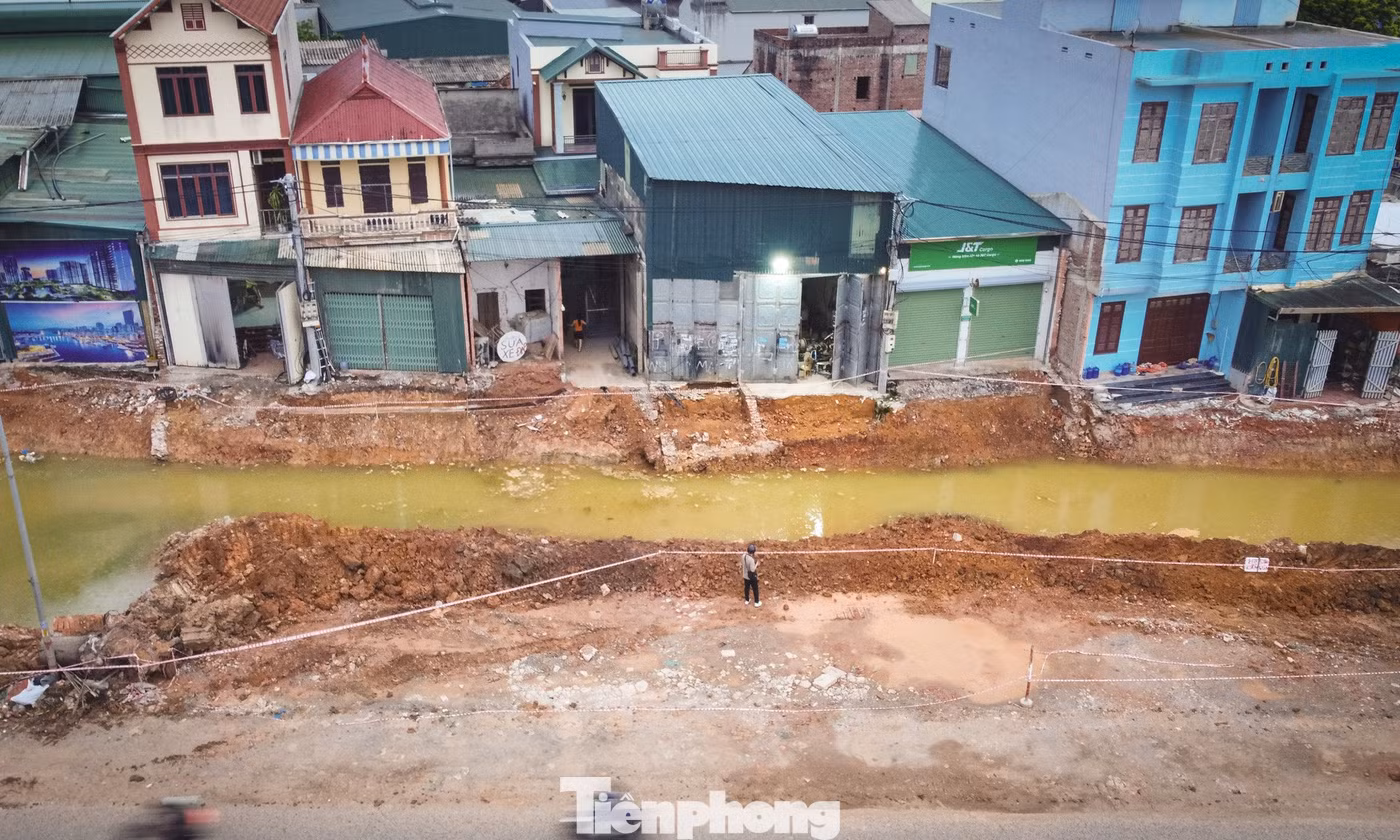 Bẫy hố sâu ngổn ngang ven nhà dân khi thi công mở rộng Quốc lộ 6