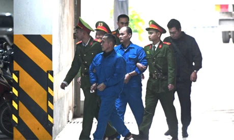 Cảnh sát dẫn giải nhóm cựu thẩm phán, kiểm sát viên, chấp hành viên đến tòa