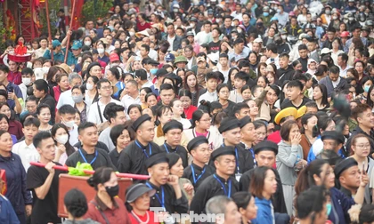 Biển người đổ về xứ Đoài