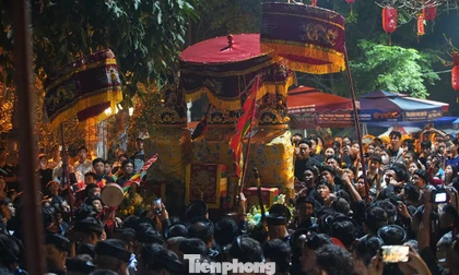 Rước kiệu ra sông Hồng lúc rạng sáng