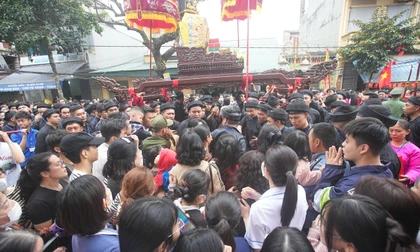 Hỗn loạn biển người chui qua gầm kiệu lấy may