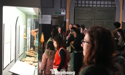 Dòng người đổ về các di tích Hà Nội