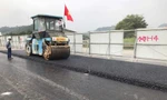 Bắt đầu thảm nhựa mặt đường cao tốc Nội Bài - Lào Cai mở rộng