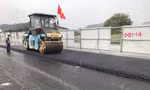 Bắt đầu thảm nhựa mặt đường cao tốc Nội Bài - Lào Cai mở rộng