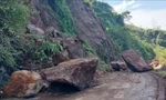 Nhiều khối đá nặng hàng tấn rơi xuống đường ở Sơn La, cấm phương tiện qua lại