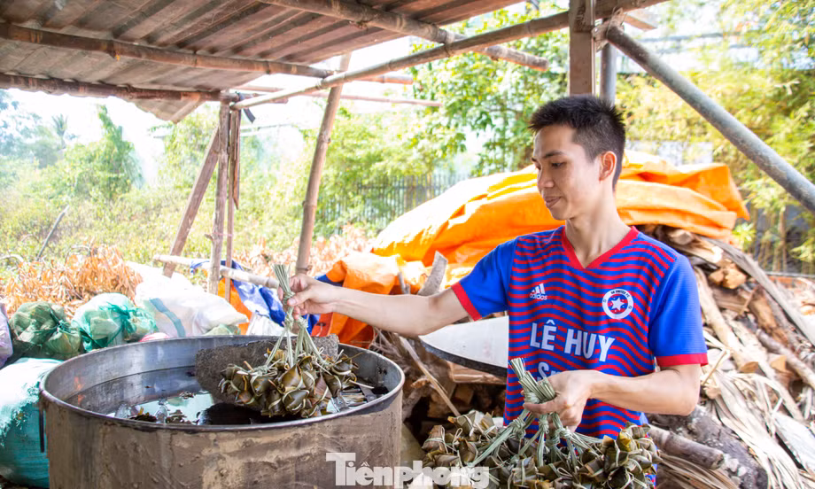 Giữ hương vị truyền thống qua những mẻ bánh ú tro dịp Tết Đoan Ngọ