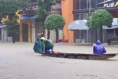 Lật thuyền chở 8 người giữa nước lũ, mẹ tử vong, con mất tích