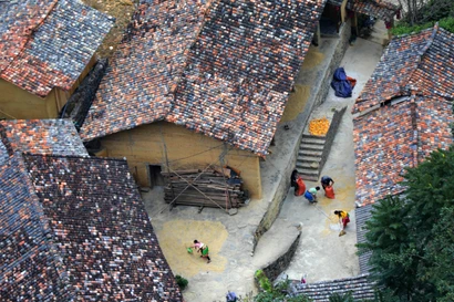 Ngắm làng Thèn Pả với nếp nhà trình tường đẹp như cổ tích dưới bóng cờ Lũng Cú