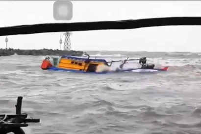 Tàu cá bị sóng đánh chìm, hai người mất tích