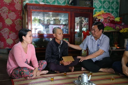 Bộ trưởng Lê Minh Hoan cùng Chủ tịch tỉnh Đồng Tháp thăm, tặng quà gia đình bé Hạo Nam