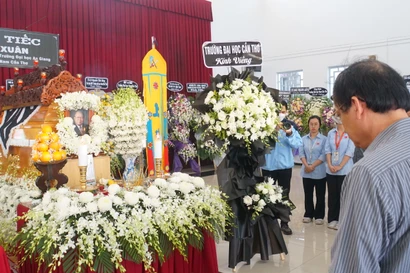 Lãnh đạo địa phương và nhiều trường đại học tiễn đưa Giáo sư Võ Tòng Xuân