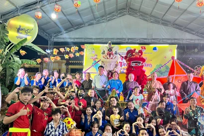 Thanh niên tín đồ tôn giáo mang Tết Trung thu đến với thiếu nhi