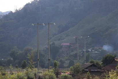 Điện lưới kéo về bản, thắp sáng bản làng vùng biên huyện Mường Nhé, tỉnh Điện Biên. (Ảnh: Xuân Tiến/TTXVN)