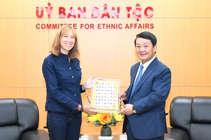 Tặng kỷ niệm chương ‘Vì sự nghiệp phát triển các dân tộc’ cho chuyên viên cao cấp của ADB