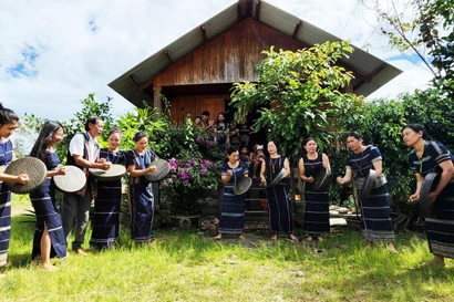 Nghệ nhân K’Bes và đội chiêng nữ ở Lâm Hà. Ảnh: Chế Phương Nam