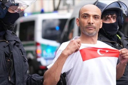 Cay cú vì thua trận, CĐV Thổ Nhĩ Kỳ tấn công fan Hà Lan