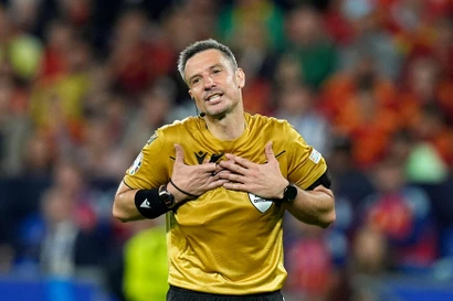 Trọng tài điều khiển trận Pháp vs Tây Ban Nha từng bị cảnh sát bắt