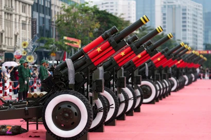 [VIDEO]: 21 loạt đại bác rền vang chào mừng Đại lễ 30/4 tại TP.HCM